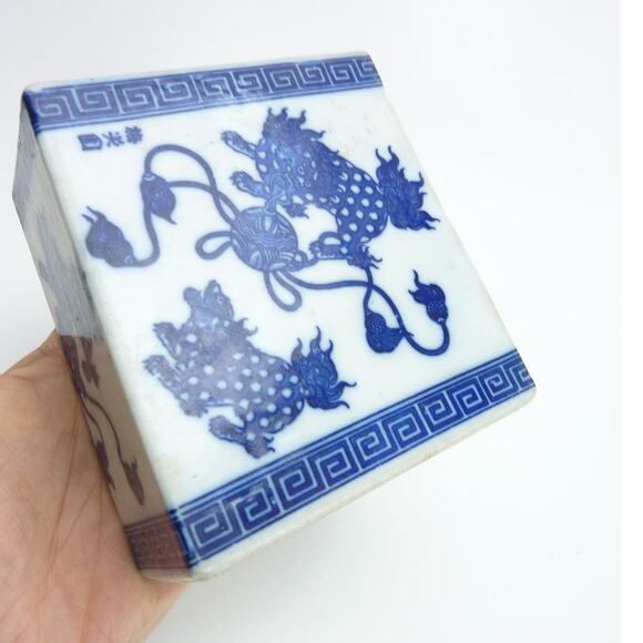 Vintage Foo Dog Ceramic Pillow Chinese Guardian Lion -  Blue White Flower Frog - Picture 1 of 7